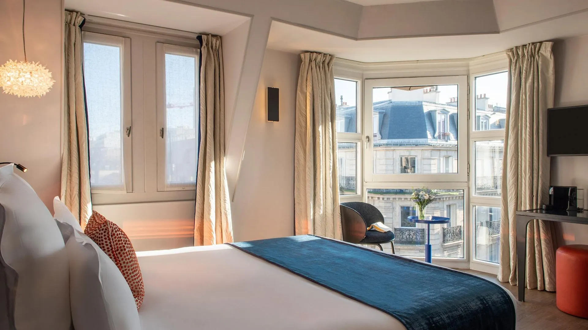 Yllen Eiffel Hotel
