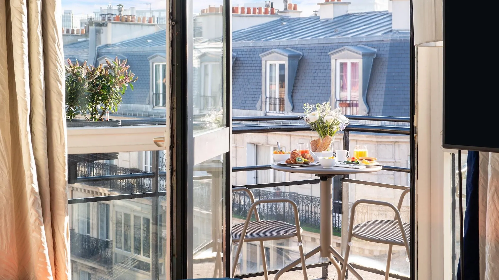 Yllen Eiffel Paris