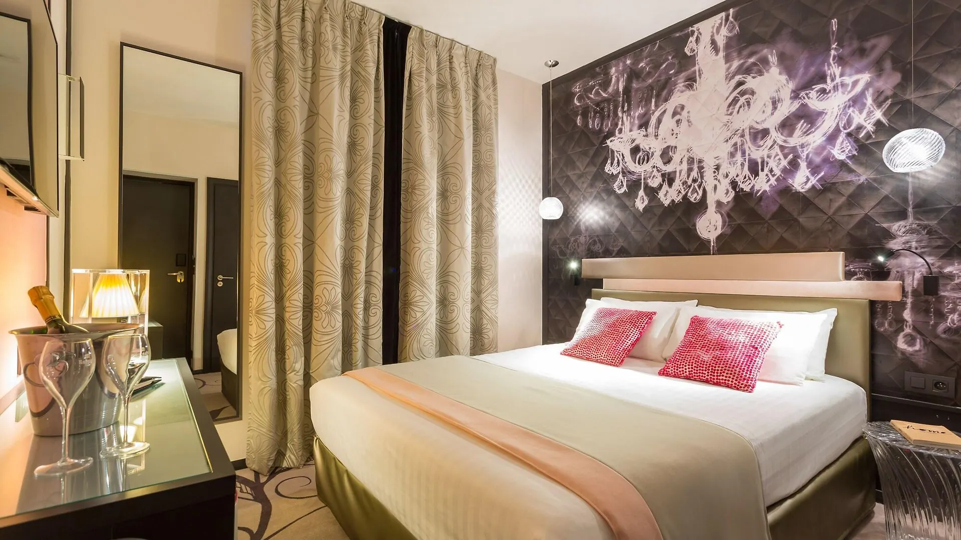 Yllen Eiffel Hotel