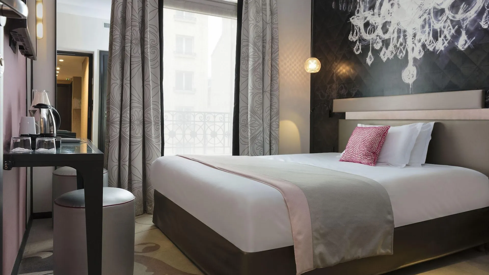 Yllen Eiffel Hotel