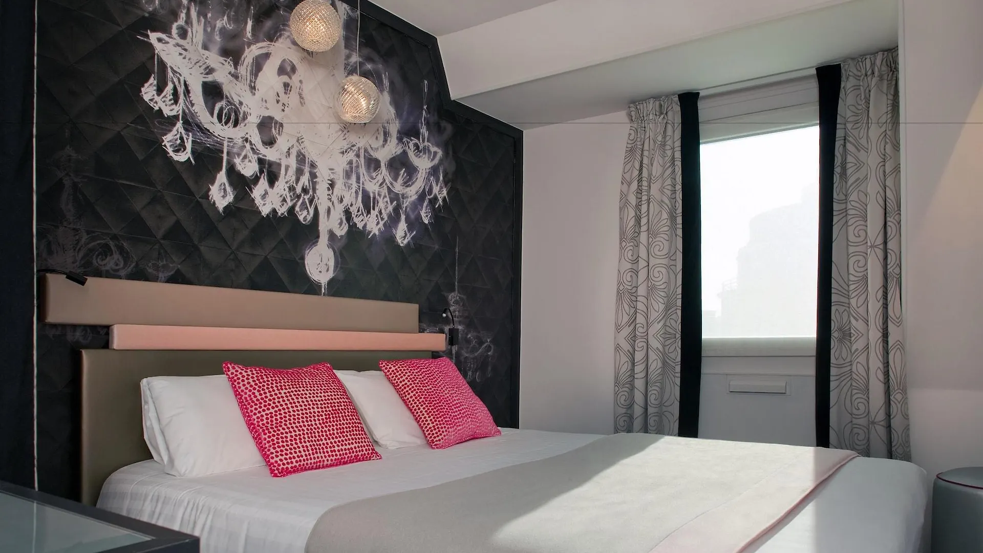 Yllen Eiffel Hotel Paris