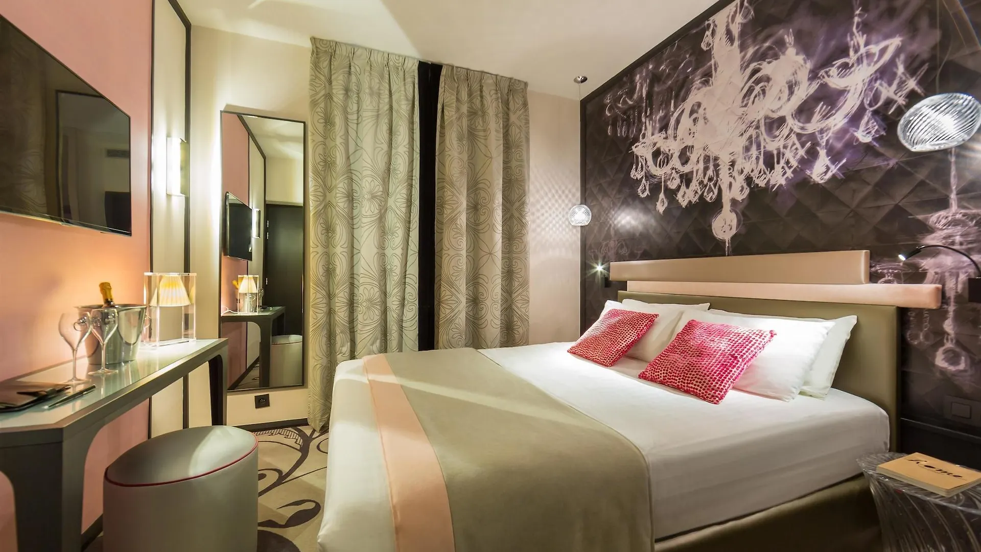 Yllen Eiffel Hotel
